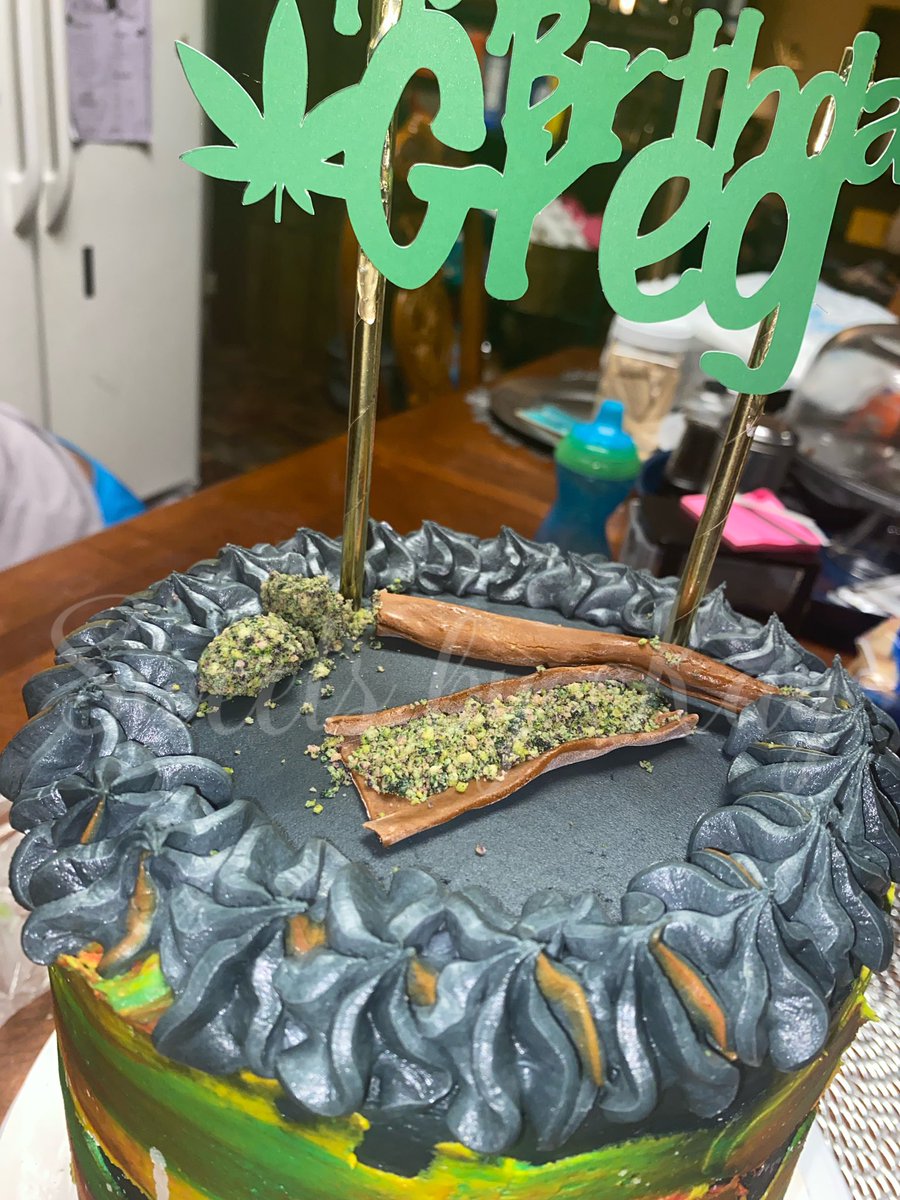 VIIXXX__'s tweet photo. Marijuana themed cake ⛽️💨🍃

*Everything pictured is 100% edible, no narcotics were used in the making of this cake. DO NOT SEND THE PEOPLE TO MY HOUSE😭😭* 
#sweetsbykay #threelayers #redvelvetcake #420vibes #maryjane https://t.co/PAiakYEP0y