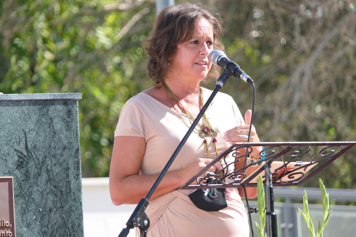 JaenJunta's tweet photo. También se ha descubierto un monumento conmemorativo y se han recordado a los que ya no están.
La viceconsejera de Salud y Familias, @LinaGarcia_AND, y la delegada territorial, Trinidad Rus, ha acompañado al alcalde, Francisco Miralles, en este acto de reconocimiento. https://t.co/bIhHNtvVND