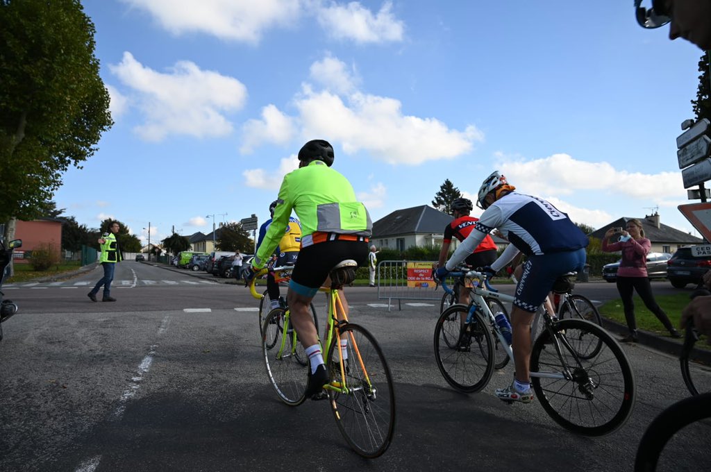 En selle pour la Reco du tour de l’Eure ! De nombreux cyclistes ont enfourché leur vélo pour cette randonnée ouverte à tous, qui emprunte une partie du tracé du Tour de l'Eure Juniors. Une occasion rêvée de (re)découvrir nos magnifiques paysages sous un ciel des plus cléments