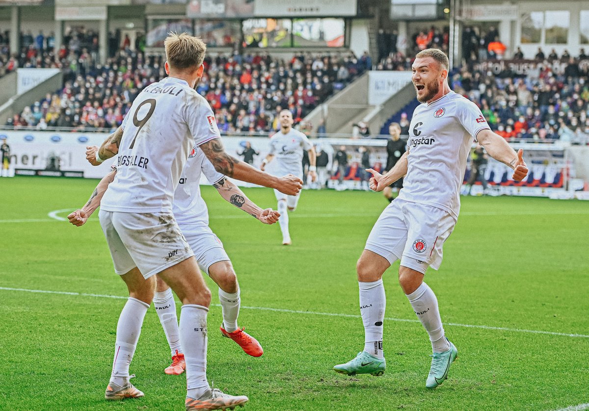 fcstpauli's tweet photo. Schluss! Auswärtssieg! 😍

Die #Kiezkicker bezwingen den @FCH1846 nach einer spektakulären zweiten Hälfte mit Toren von Guido #Burgstaller (55./60.) und Max #Dittgen (56./81.) mit 4:2. 🎉

#fcsp | #fchfcsp https://t.co/WpqeEWzd9J
