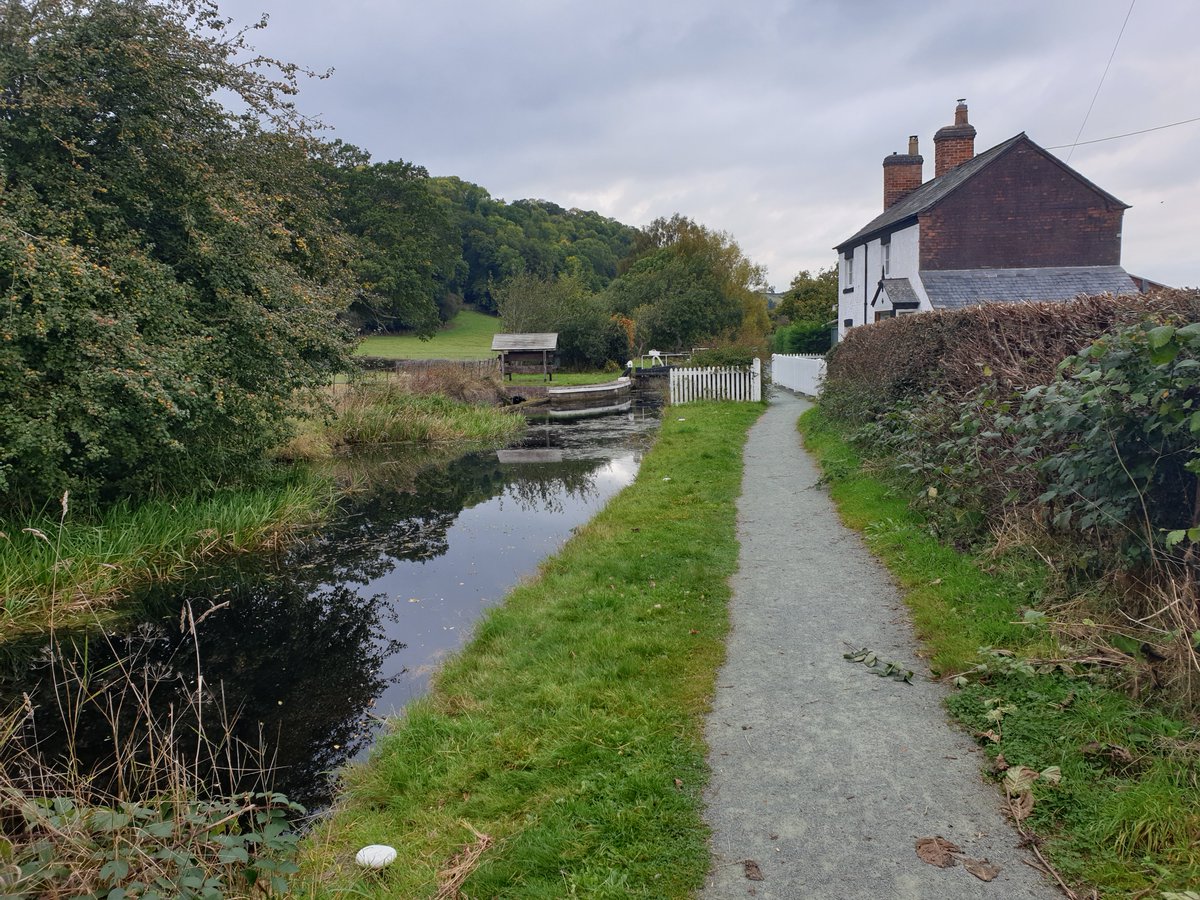 WhyyouColin's tweet photo. A walk along the #MontgomeryCanal at #Berriew https://t.co/sJQlvrpIMA