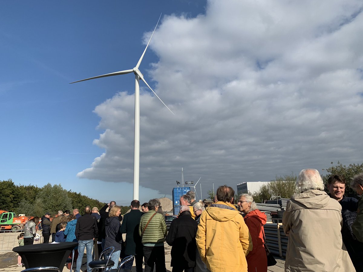 coopBWW's tweet photo. Feestje met 540 leden plus aanhang. Aan de voet van onze eigen coöperatieve Bossche Windmolen West. Samen op weg naar een duurzaam @shertogenbosch! https://t.co/V81ovXVnoi