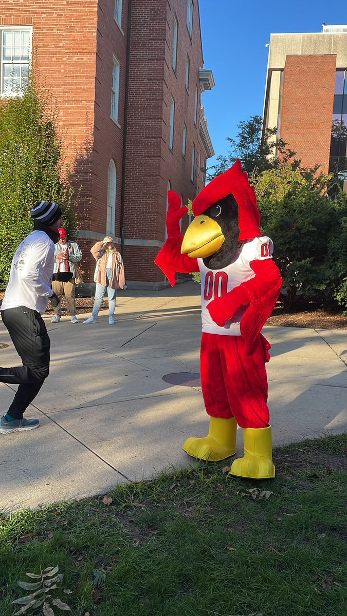 LysCornelison's tweet photo. Reggie cheers on the 5K runners this morning for Illinois State’s 100th Anniversary of Homecoming! | @The_Vidette https://t.co/EfH6ICBCOV