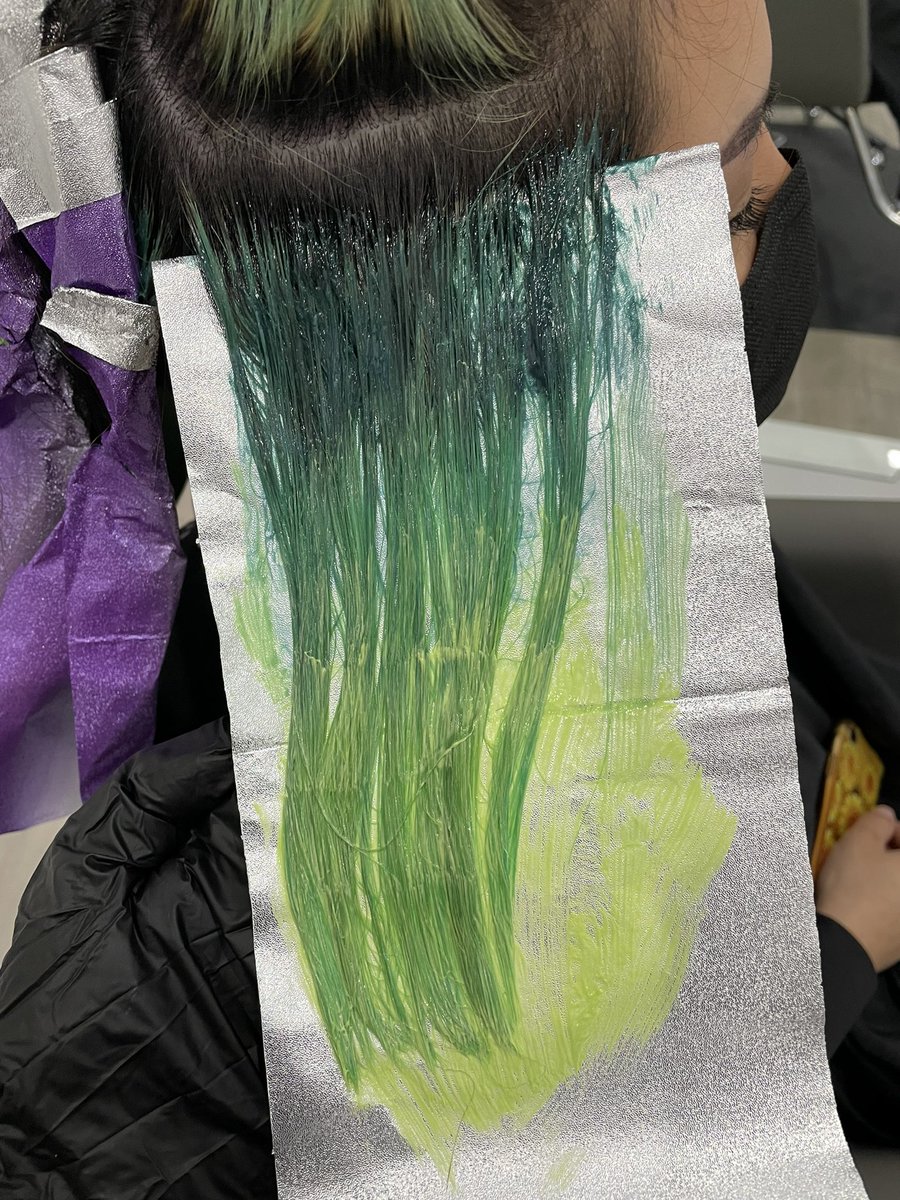 Qu33nMayhem's tweet photo. Yesterday’s #HairJourney was leaving em #GreenWithEnvy 
Used @PulpRiotHair #Absinthe #Guardian #Area51 #Lemon 
Pre lightened with @Redken5thAve #FlashLift #20vol 
As always @olaplex #No1 was used during lightening! Finished with #No6 #No7 #Hair #Hairstylist https://t.co/2jDty5oNgL