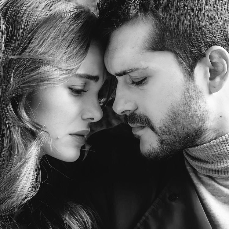 SonYazLatin's tweet photo. Como cuesta desprender 💔 #SonYaz #AkMur https://t.co/TMwq4boD6K