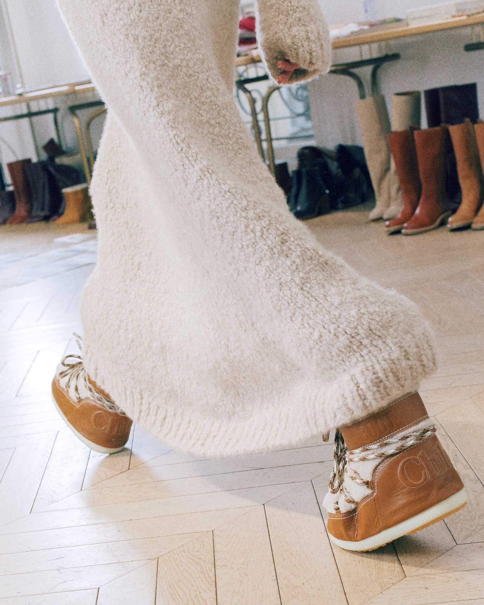 X 上的Chloé:「The Chloé x Moon Boot collaboration incorporates