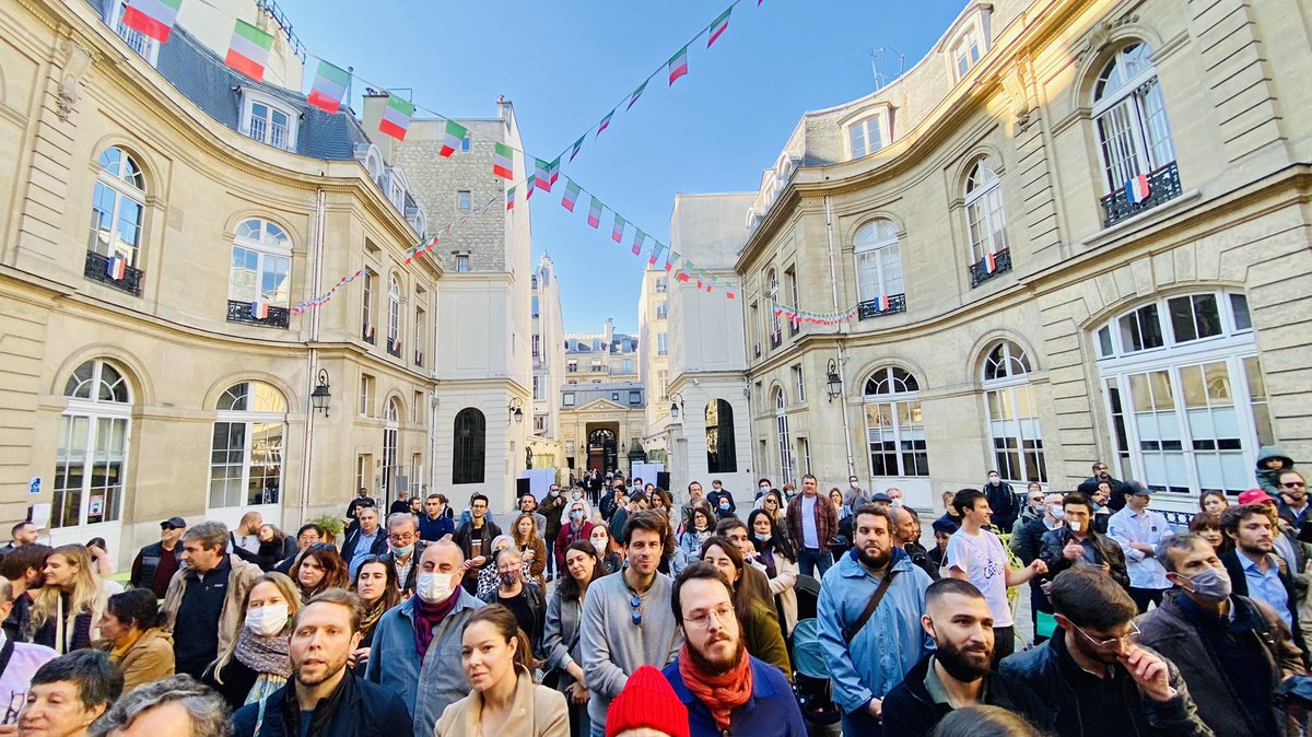 Mairie9Paris's tweet photo. Proclamation des résultats du 1er #championnat de France du #panettone dans la cour la mairie. #ImmenseFierté #gastronomie. Félicitations aux gagnants du panettone créatif &amp; des panettoni traditionnels🇮🇹🏆Rdv au championnat du monde👍🏻. cc @dburkli @frgaudry @sdulermo @RAPepicerie https://t.co/ZaZ7iHqaVK
