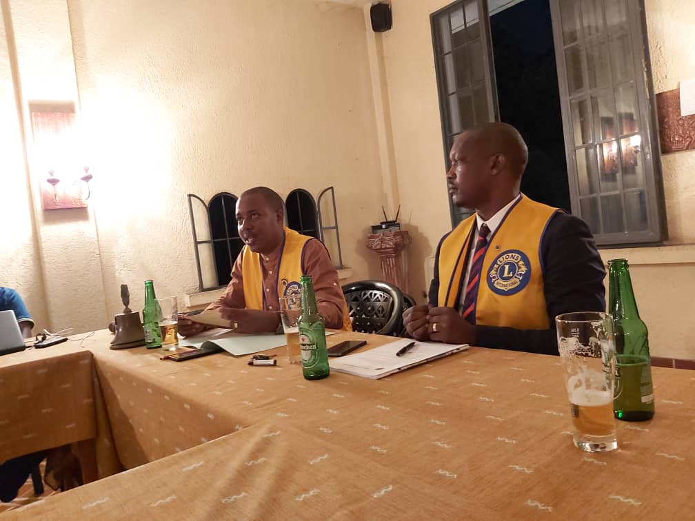 LionsClubBuja's tweet photo. #Burundi Ce vendredi 15/10/2021 a eu lieu au restaurant bar #ChezAndre la passation de pouvoir  entre le pdt sortant l'ami #Barutwanayo_Herve et le president entrant l'ami #Hugano_patrick pour l'année #lionistique 2021-2021 #District409  #lionsclub  #weserve https://t.co/7J8jgQzYCu