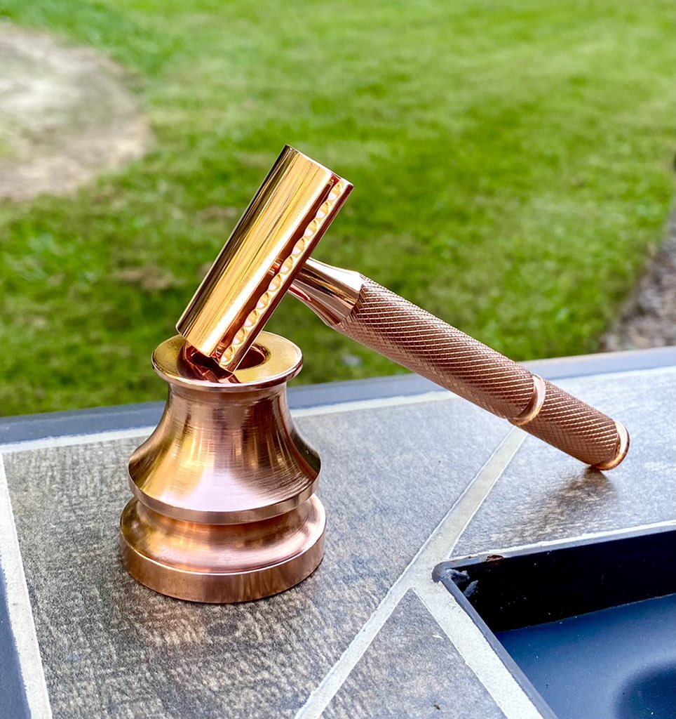 AboveTheTie's tweet photo. Copper plated Colossus Slant and Stand #copper #mensgroomingproducts #sotd #wetshavingloyalists #wetshave #razor #wetshaving #shave #barbershop #gift #giftsforher #giftsforhim #giftideas #quality #smallbusiness #slantrazor #doubleedgerazor #customrazor https://t.co/exdCZwTcxg