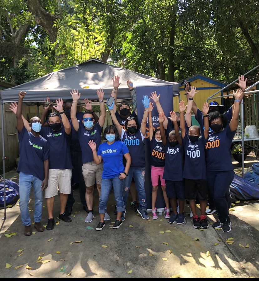 DholakiaSwati's tweet photo. This amazing FLL CSR Team@is spreading the JetBlue for Good in the Community! Thousands of holiday lights and hundreds of Holiday Decor sorted labeled ready for the Holidays: Doing good feeling good #JB4G #lovemyteam https://t.co/WnlUyBanJ6
