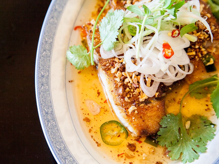 LSXOhb's tweet photo. fried sea bass, scallion oil, peanuts, herbs, ginger chili sauce https://t.co/EiCMbsY3U0