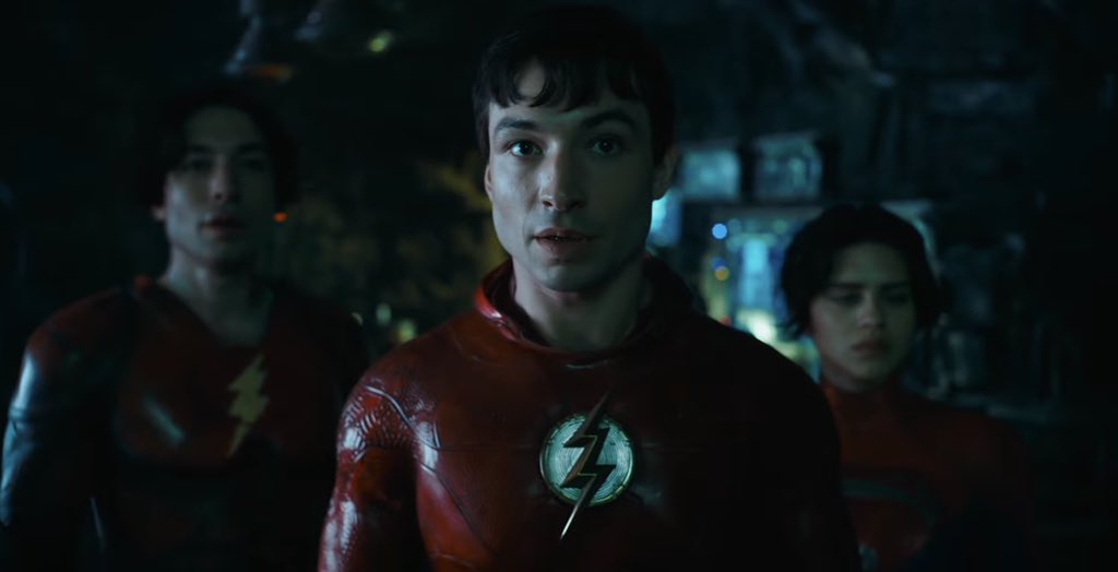 cinelinx's tweet photo. Double #TheFlash and #Supergirl! https://t.co/VTbvt4cQkY