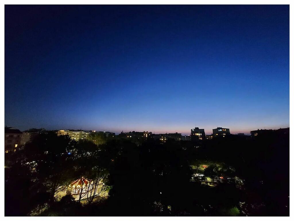 oritmey's tweet photo. Buon fine settimana :) #Milano
.
.
#bluesky #blue #skyline #weekendvibes #saturday https://t.co/dddbRKyWIi https://t.co/TxJoZXp1co