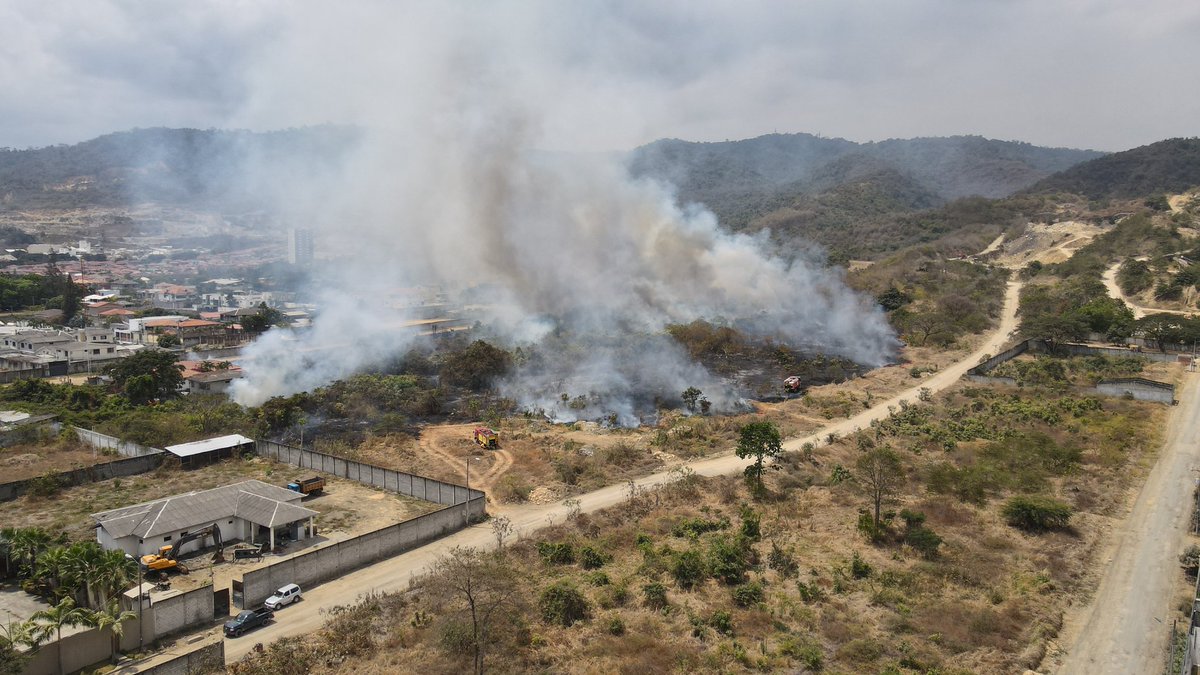 DronelifeEc's tweet photo. Incendio de maleza en km 10.5 via a la costa.  Ya esta siendo controlado por los @BomberosGYE @UrbFed https://t.co/xt7abYm9f0