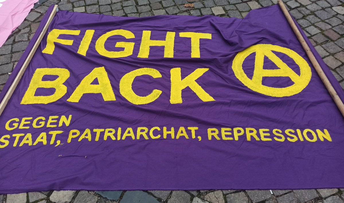 161Nemesis's tweet photo. #hal1610 Der nächste Redebeitrag berichtet von verschiedenen Fällen von Polizeigewalt im Zusammenhang mit Demos. Eine Person musste danach ins Krankenhaus. Das sind keine Einzelfälle! Regelmäßig wird seitens der Polizei versucht durch Repressionen &amp; Gewalt Menschen einzuschüchten https://t.co/ZzTd4yt6mk