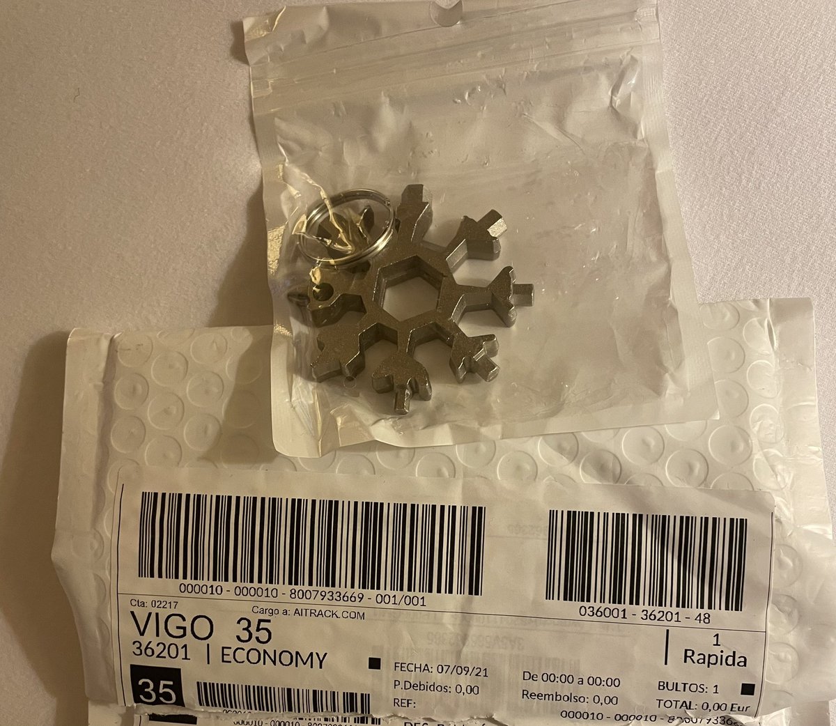 PALFREIRE's tweet image. Look for the 7 differences: you buy a 14cc engine and you receive a key ring. You pay for it with @PayPalSpain ,for security, you report it and they give the seller the reason because they have certified that the shipment has arrived... in short, you use @paypal for security and?