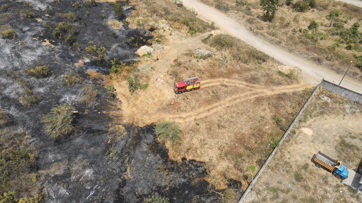 DronelifeEc's tweet photo. Incendio de maleza en km 10.5 via a la costa.  Ya esta siendo controlado por los @BomberosGYE @UrbFed https://t.co/xt7abYm9f0
