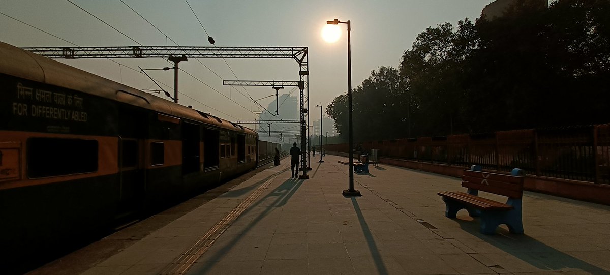 deora_shubham's tweet photo. Catching the Garib Rath Express and the bright sun.
 
Oct, 2021. DELHI

#Delhi #DEE #IndianRailways #Trainjourney #DelhitoBombay #Traveller #BrightSun #Lampost #Morning https://t.co/xIYak3fYl3