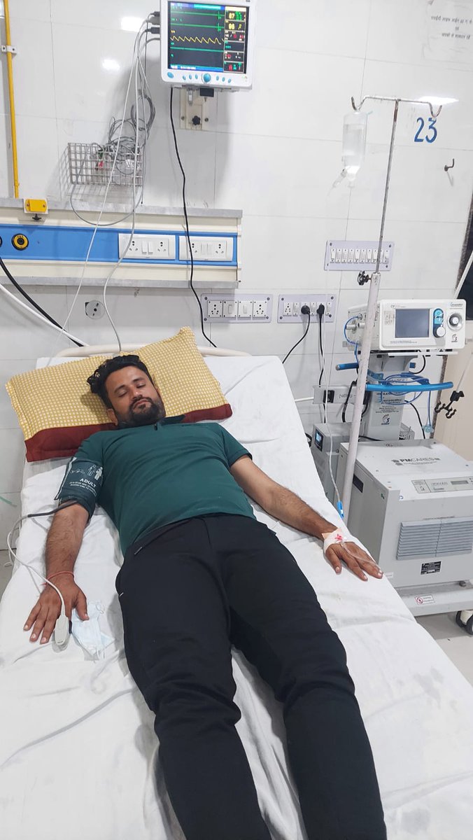 SunilCh08563334's tweet photo. बेरोजगारों की सारी उम्मीद इस वक्त SMS में ICU बेड पर अनशन पर है! @TheUpenYadav https://t.co/eKRWDFVTza