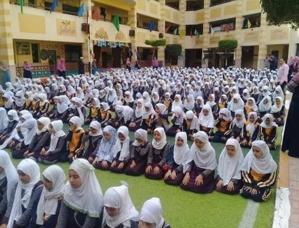 يحاول الإعلام أن يصور للمصريين (وللعرب) وللعالم أن كل المصريات مثل المعروضات على السجادة الحمراء في مهرجان الجونة !
أردت أن أنقل لكم حقيقية يتجاهلها الإعلام
صورة لصلاة الظهر من معهد فتيات الصفوه الأزهري بالفيوم
بارك الله في الأزهر العريق
وكل إحترامي وتقديري لبنات بلدي الفيوم .