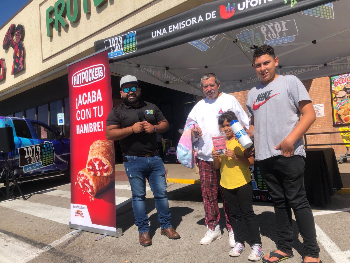 wolfiehernandez's tweet photo. Estamos en vivo con @hotpockets en @ElRanchoCorp del 1909 E Park Row Dr, Arlington, 76010 https://t.co/EYg9gNCPXG