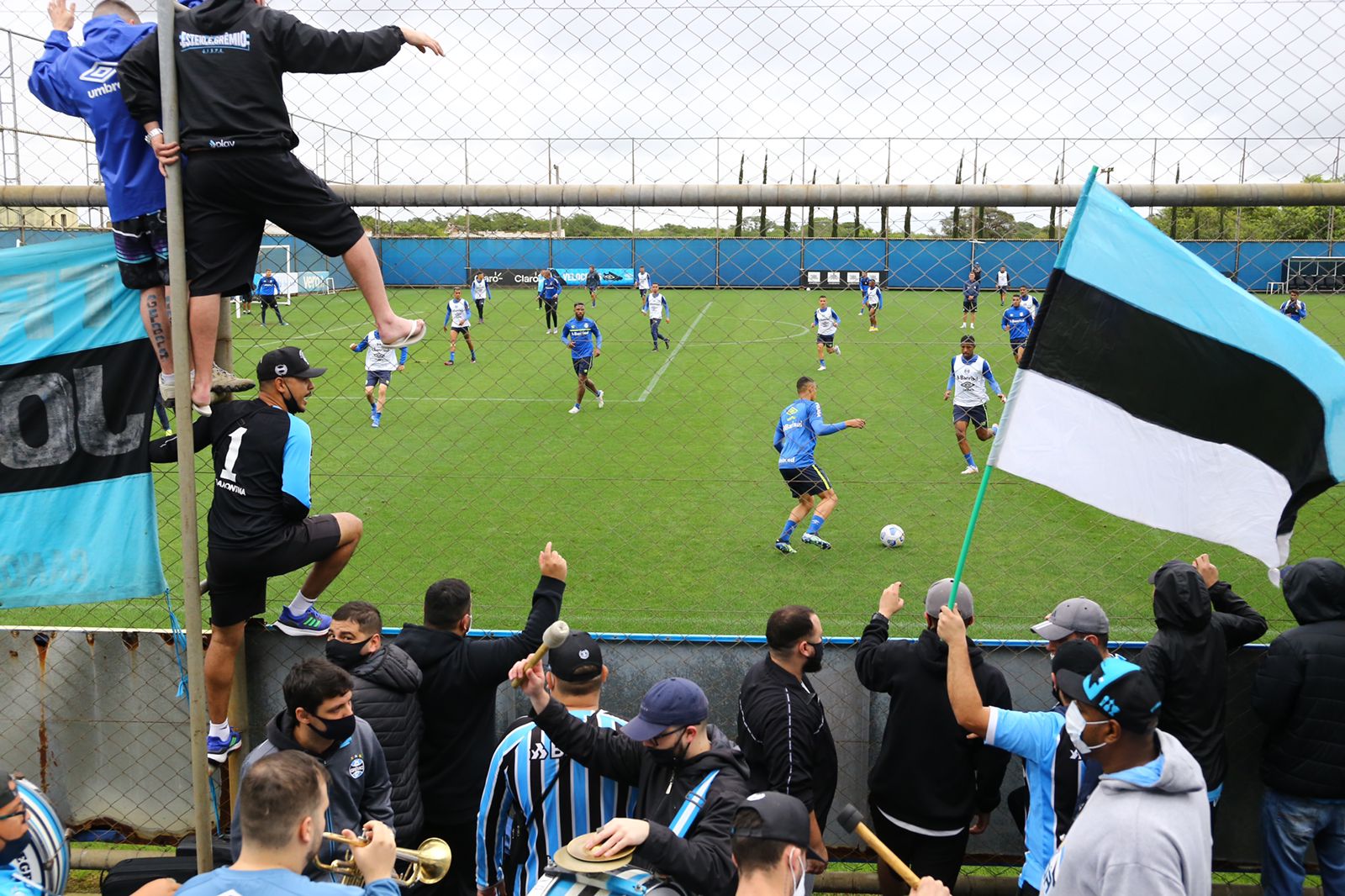 Treino do Grêmio é marcado com a presença e o apoio de sua torcida. Foto: Grêmio FBPA/Twitter