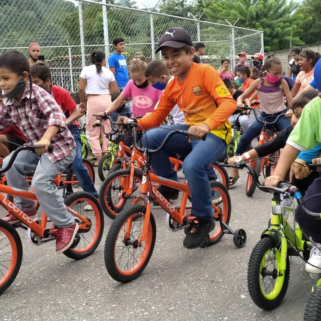 DaiverAlcalde's tweet photo. @AlegriaSobreRuedas llegó a Tucaní, para brindar alegría a los más pequeños. Gracias @NicolasMaduro @JEHYSONGUZMAN @Gairimar @luisomardittaa1 https://t.co/Iom6YdOsZB