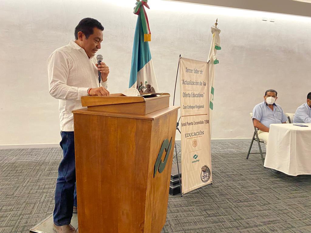 MarcoGEscamilla's tweet photo. El Gobierno, lo Académico y el Sector Privado, se deben de unir para seguir haciendo de Puerto Escondido, un destino turístico a la vanguardia. https://t.co/mYLaPgLcdT