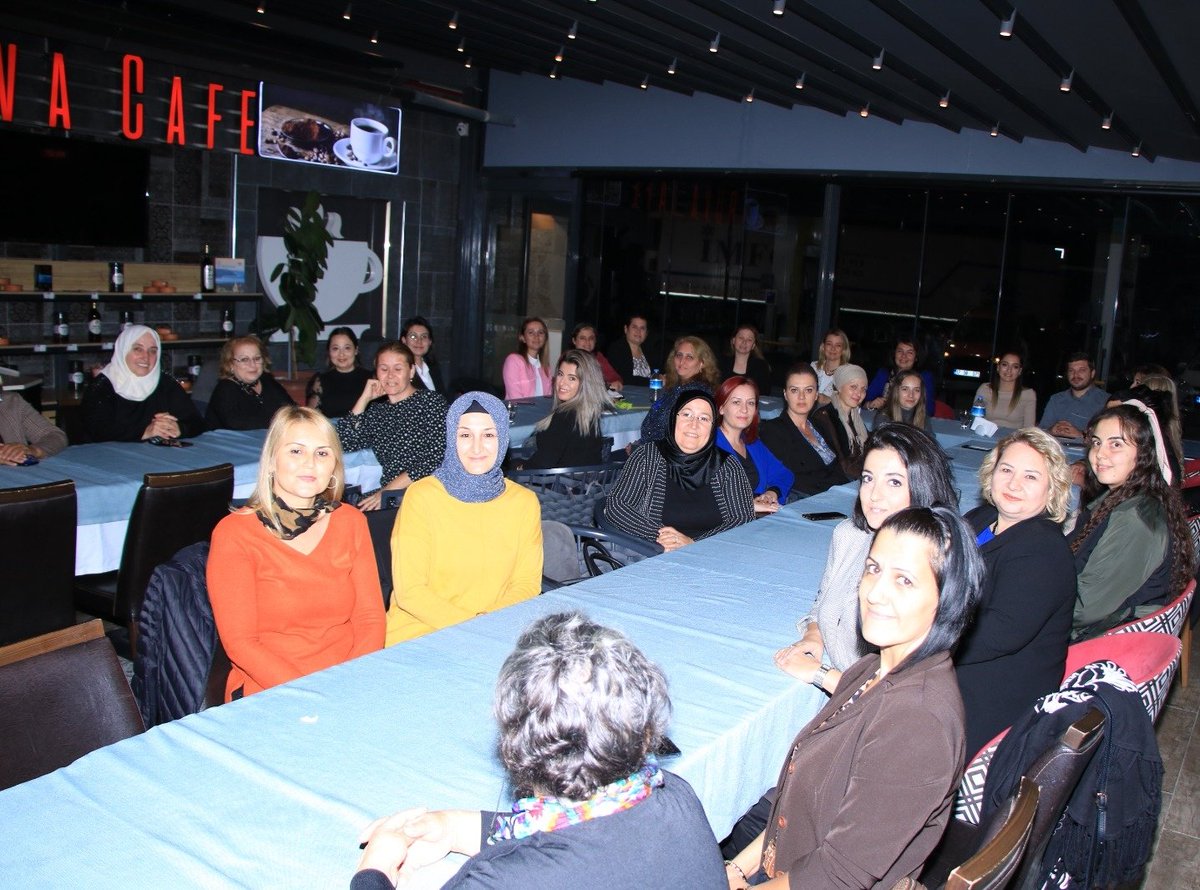 #AkParti Çanakkale İl Kadın Kolları Başkanımız <a href="/karadayi_/">Özlem KARADAYI</a> ve Yönetim Kurulu üyelerimizle, düzenlenen yemekte bir araya geldik.

<a href="/akadinCanakkale/">AK Kadın Çanakkale</a>