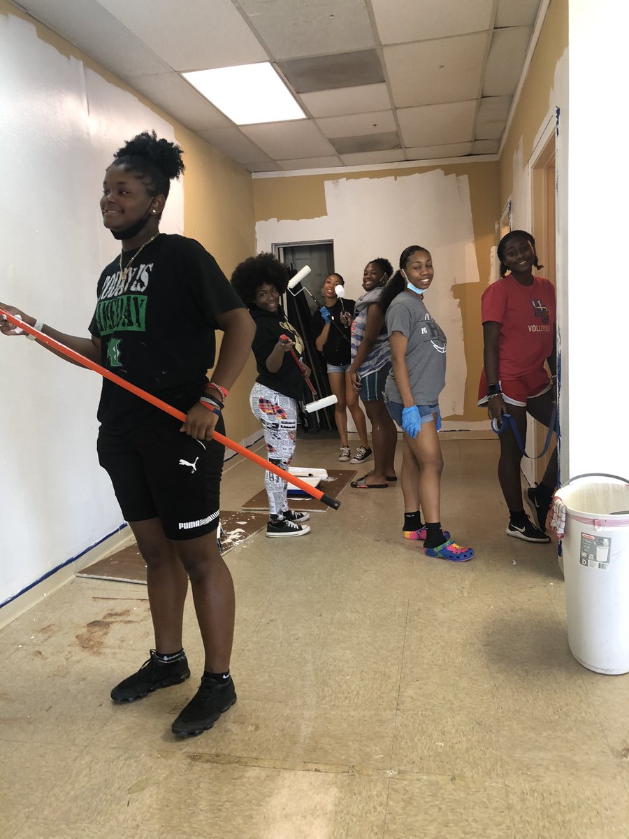 ladycanesvb's tweet photo. #communtyservice #helping🤘🏼#helpingothers #ladycanes🏐💚🤍🖤 #Freshmen #JV #Varsity https://t.co/xAX1lS7ESf