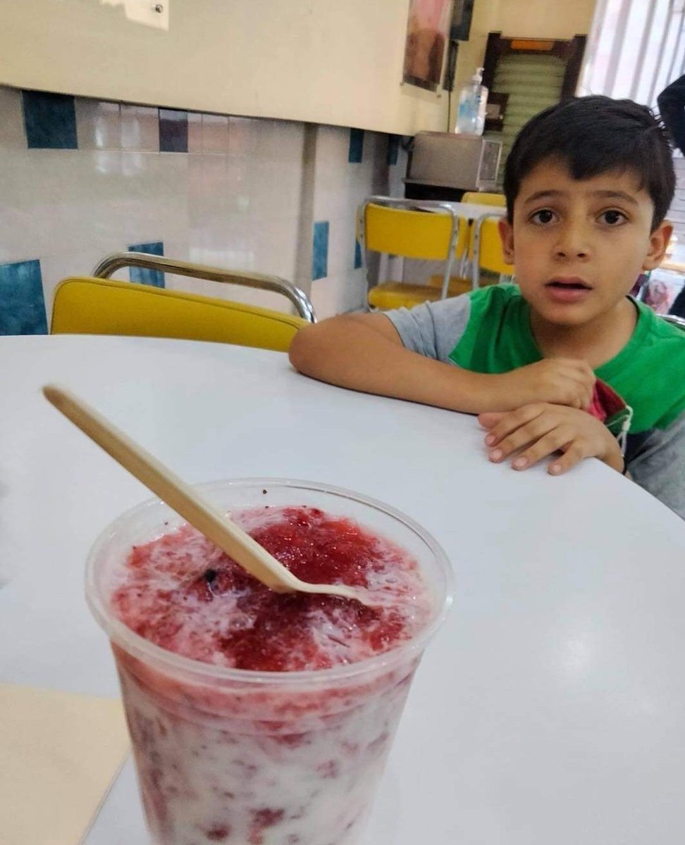 KPuppyMiel's tweet photo. Invité a mi hijo a comer un helado y no trajo dinero para el suyo. https://t.co/0Xw4Pu96PV