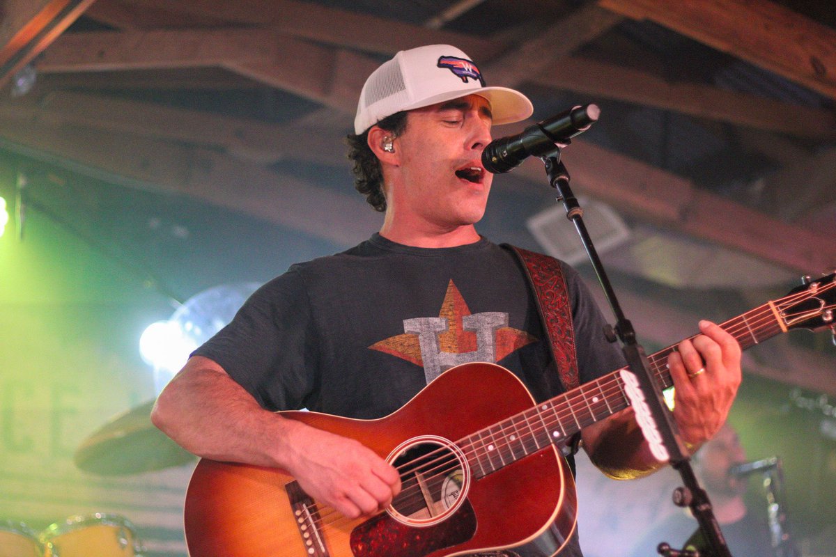 kay_mundon's tweet photo. long live cowboys @aaron_watson https://t.co/rhS8UZ8YfN