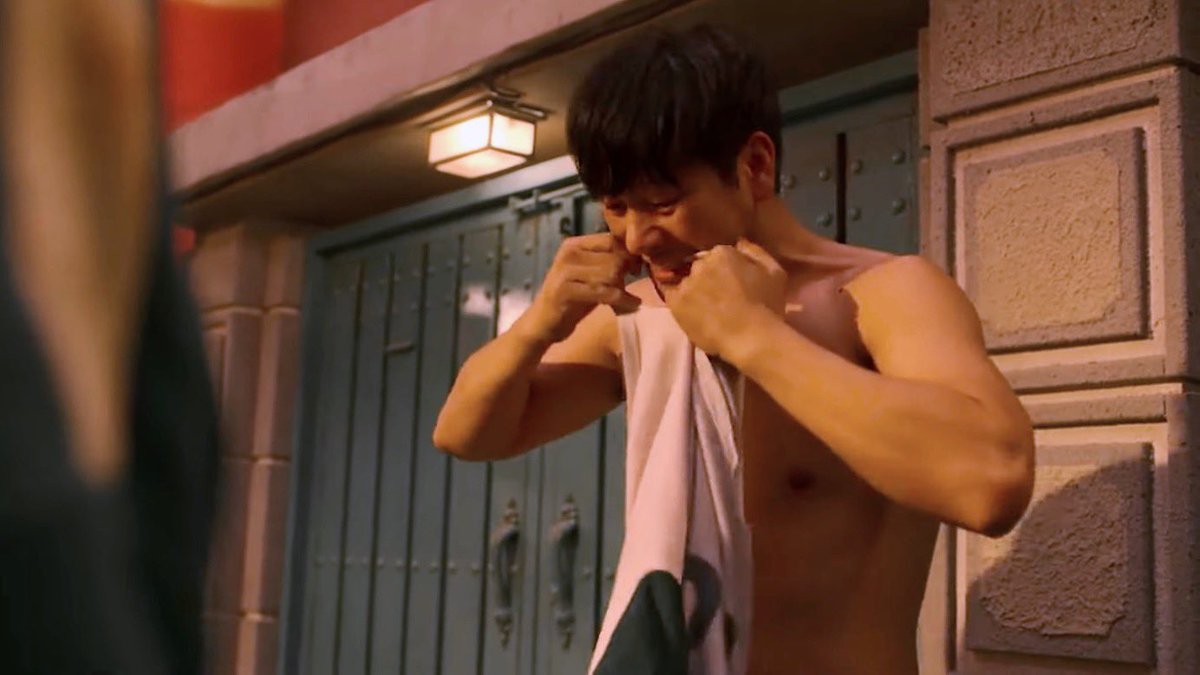 myvillaneve's tweet photo. he’s a murderer yeah yeah but did you see him shirtless??? https://t.co/JfnMjjrPrt