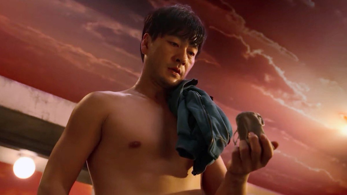 myvillaneve's tweet photo. he’s a murderer yeah yeah but did you see him shirtless??? https://t.co/JfnMjjrPrt