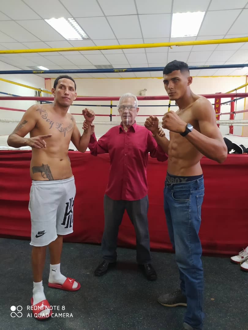 GuaricoMRT2's tweet photo. Nuestros atletas del Municipio @MrtRibas  lucharán por la victoria, en el ring de boxeo en los Altos  Mirandinos, Deysi Hernández y  Asdrubal González pugilista  que no darán tregua por conseguir la Victoria. 
#TupamaroRebelde
 #VacunarseDependeDeTi 
🥊🥊🥊🔴⚫💪💪👍👇👇 https://t.co/k9MzD8kdvU