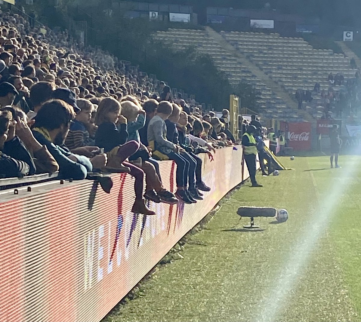 stfpeycker's tweet photo. Cela sent bon le foot … #USGSER
#MyRUSG #DeBXLlafierté #stadium #visitbrussels #bruxelles #brussel #brussels #rusg #unionsaintgilloise #union #unionbhoys #parcduden #icicestsaintgilles #unionistes #stadejosephmarien #peyckerontour #bebrussels #beachampion #onlyoneteaminbrussels https://t.co/U44Cw2oxD4