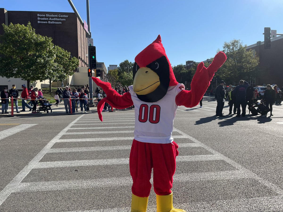 LysCornelison's tweet photo. Reggie redbird is ready for the Parade! Starts at 10 am on college and university st.! Come say hi as he gets ready to walk the parade! | @The_Vidette https://t.co/HsRp5Qa7ZB