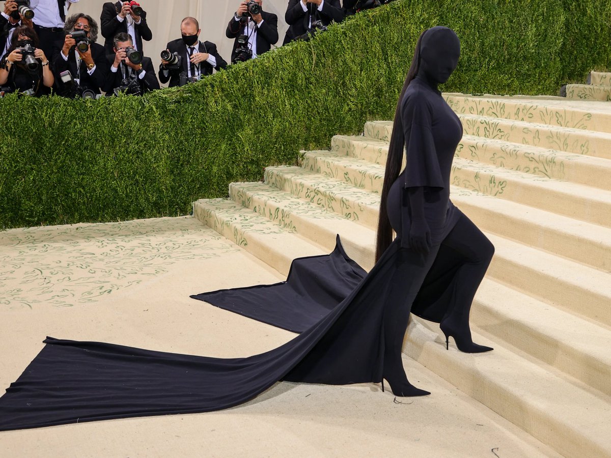 CampusTrainer's tweet photo. The Met Gala never disappoints… or does it? 💄💅🏻👑

https://t.co/AYesc0qLfF

photos via https://t.co/C4VKzd8Rb4 https://t.co/wLTg8rGTzN