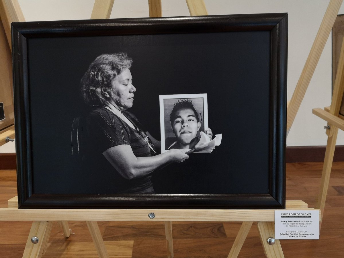 moniquemexph's tweet photo. Tal vez reconoces este lugar, @FelipeCalderon, pero si no, te invito a volver, la entrada es gratuita. La exposición en la casa Miguel Alemán de Centro Cultural Los Pinos te espera para que veas las fotos de las madres de desaparecidos durante tu sexenio. #CalderónGenocida https://t.co/OvX7ogcHmK