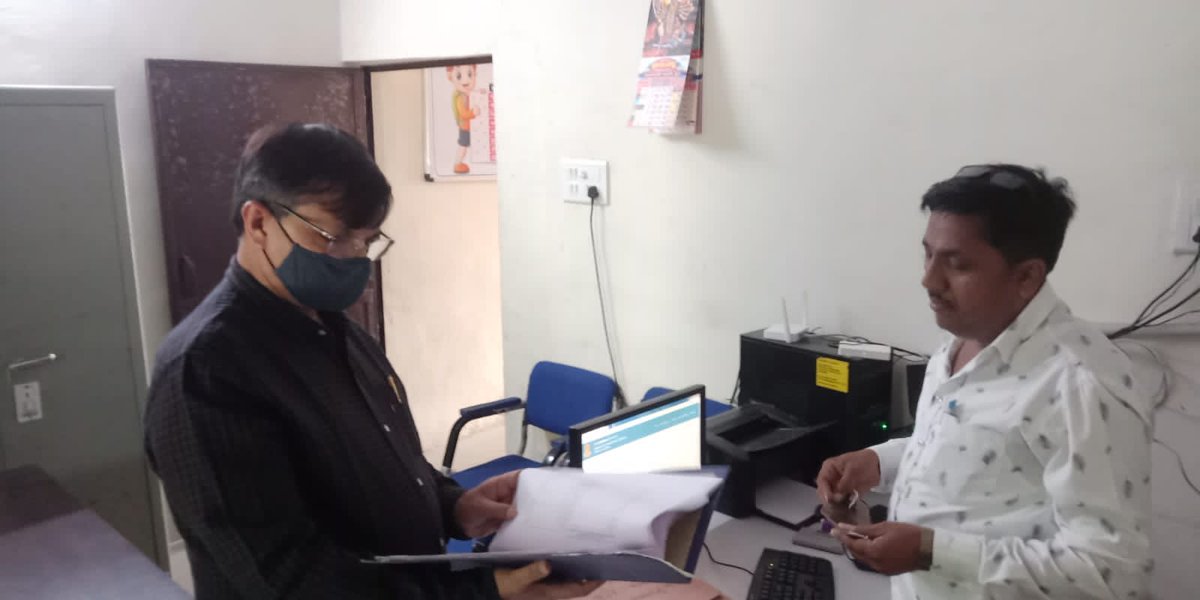 પાટણ જિલ્લાના રૂની ગ્રામ પંચાયત ની મુલાકાત લીધી જેમાં ઇ-ગ્રામ માં ચાલતી ડિજિટલ સેવાઓ અંગેની VCE સાથે સમીક્ષા કરી વધુમાં વધુ ડિજિટલ સેવાસેતુ અંતર્ગત ની સેવાઓ ગ્રામકક્ષાએજ ગ્રામજનો ને મળી રહે એ બાબતે તાકીદ કરી સમજૂત કર્યા.<a href="/CMOGuj/">CMO Gujarat</a> <a href="/pkumarias/">Pankaj Kumar</a> <a href="/GujaratGram/">eGramGujarat</a> <a href="/InfoGujarat/">Gujarat Information</a> <a href="/CollectorPatan/">Collector Patan</a>