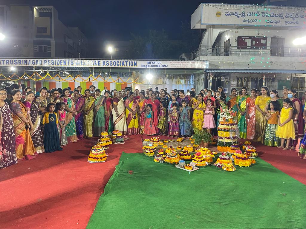 MatrusriA's tweet photo. బతుకమ్మ ఉత్సవాలు 2021 in Matrusrinagar, Miyapur https://t.co/zHGeDAZeUV
