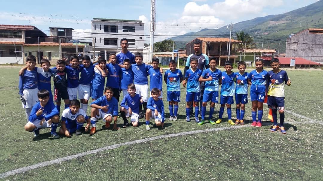 andresbellofcc's tweet photo. #AndresBelloFC | ⚡ Nuestra tropa Sub-11 en amistoso frente al Independiente El Nula FC. Garra, jerarquía y buen fútbol en cada minuto.

#SomosLaMareaAzul ⚽💙🇻🇪 https://t.co/UN5ovgqHrQ