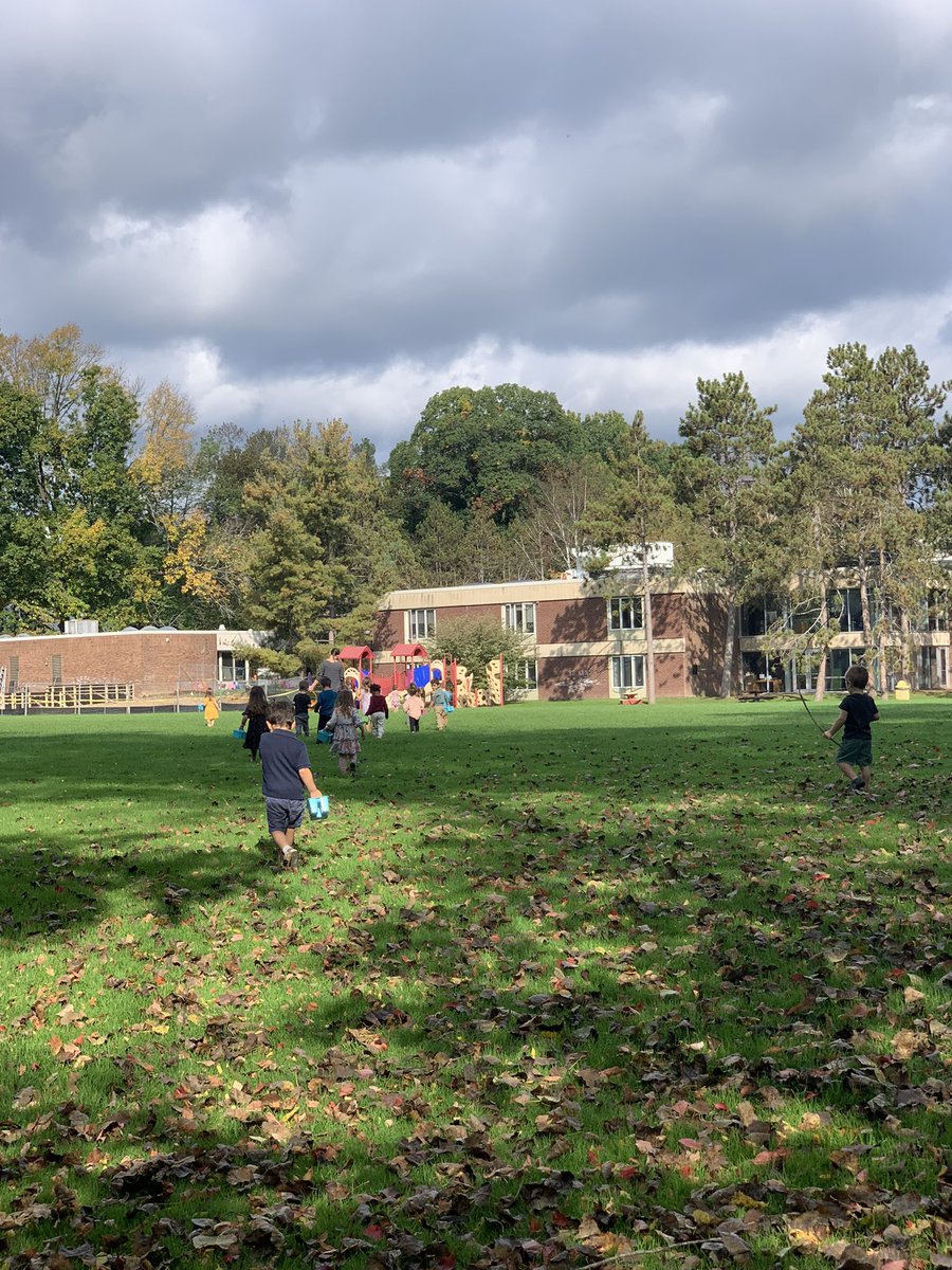 DonnaK_AC3s's tweet photo. Exploring our Nature Trail on a beautiful Fall day @ACSRochester #AC3s @michelle_feiss #EarlyChildhoodEducation #beautifulcampus #naturelovers https://t.co/gImhnZSEH0