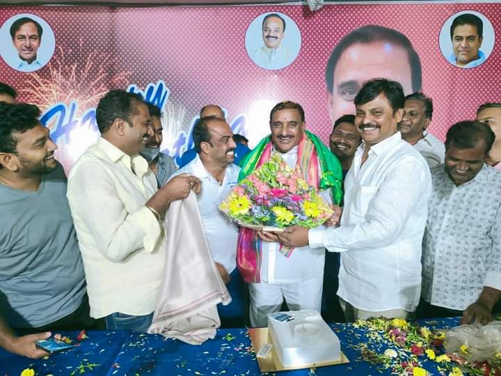 MatrusriA's tweet photo. గౌరవ ప్రభుత్వ విప్, మన శేరిలింగంపల్లి ఎమ్మెల్యే శ్రీ ఆరెకపూడి గాంధీ గారి జన్మదినం సందర్భంగా MRWA ప్రెసిడెంట్ అనిల్ కావూరి గారు గౌరవ ప్రభుత్వ విప్ శ్రీ ఆరెకపూడి గాంధీ గారిని మర్యాదపూర్వకంగా కలిసి కేక్ కట్ చేసి జన్మదిన శుభాకాంక్షలు తెలియచేయడం జరిగినది.@GandhiArekapudi @AnilKavuri1 https://t.co/W8Fwty0gyh