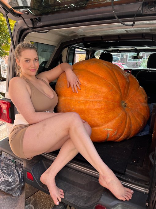 Lmfao, I honestly don’t know why I bought this… someone guess how much this pumpkin weighs! 🤣🎃 https://t