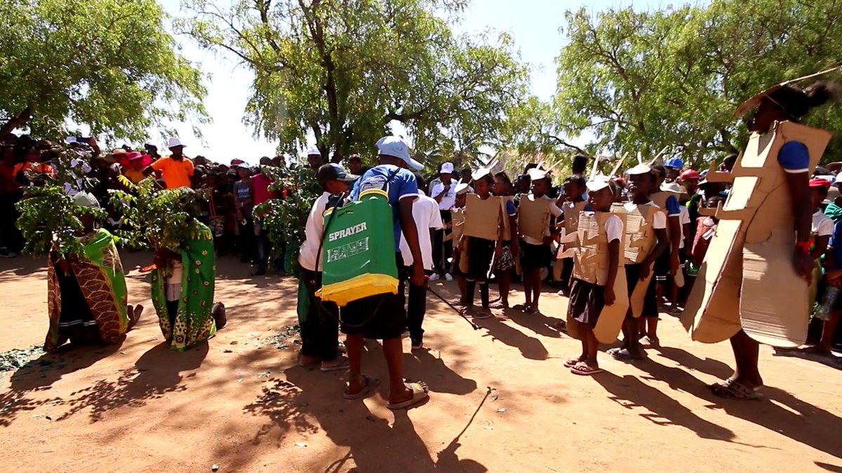UNMadagascar's tweet photo. Le sketch, la récitation, le mime et la scénette, des  moyens efficaces pour le plaidoyer et pour faire passer le message sur la réduction des risques de catastrophes à Madagascar. Les élèves des écoles publiques et  confessionnelles ont montré  leurs talents à Tsihombe.
#JIRRC https://t.co/Jm6HVIbqar