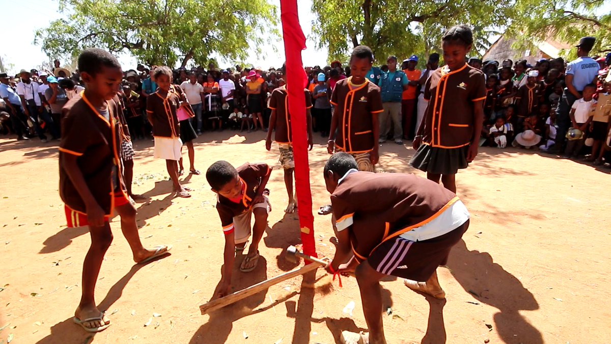 UNMadagascar's tweet photo. Le sketch, la récitation, le mime et la scénette, des  moyens efficaces pour le plaidoyer et pour faire passer le message sur la réduction des risques de catastrophes à Madagascar. Les élèves des écoles publiques et  confessionnelles ont montré  leurs talents à Tsihombe.
#JIRRC https://t.co/Jm6HVIbqar