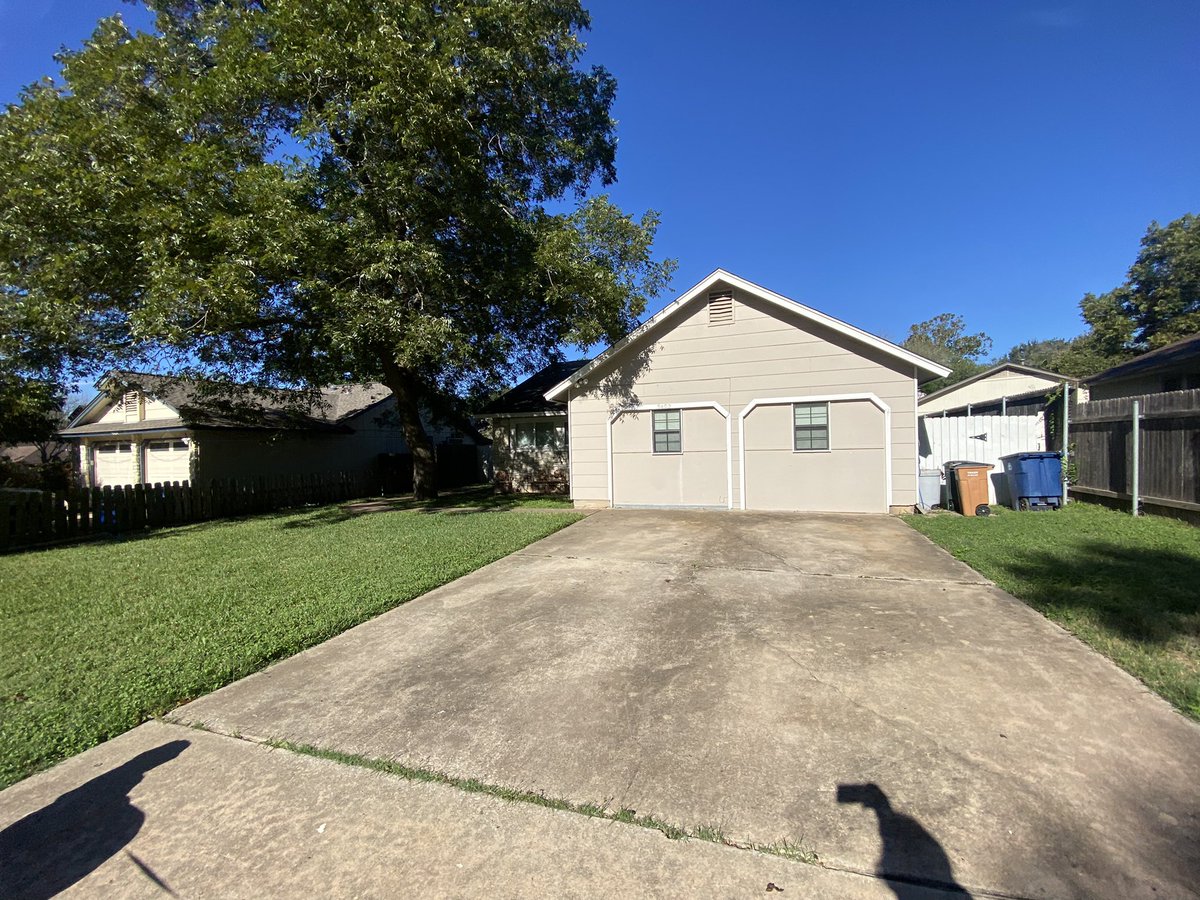 tlangford's tweet photo. Wish I had dollar for every time this happens. You see the “for sale”sign, your heart lifts. But as you get closer, Yep you’ve been duped. Another (sigh) garage conversion. #soaustin. https://t.co/WIJWcsd1E3