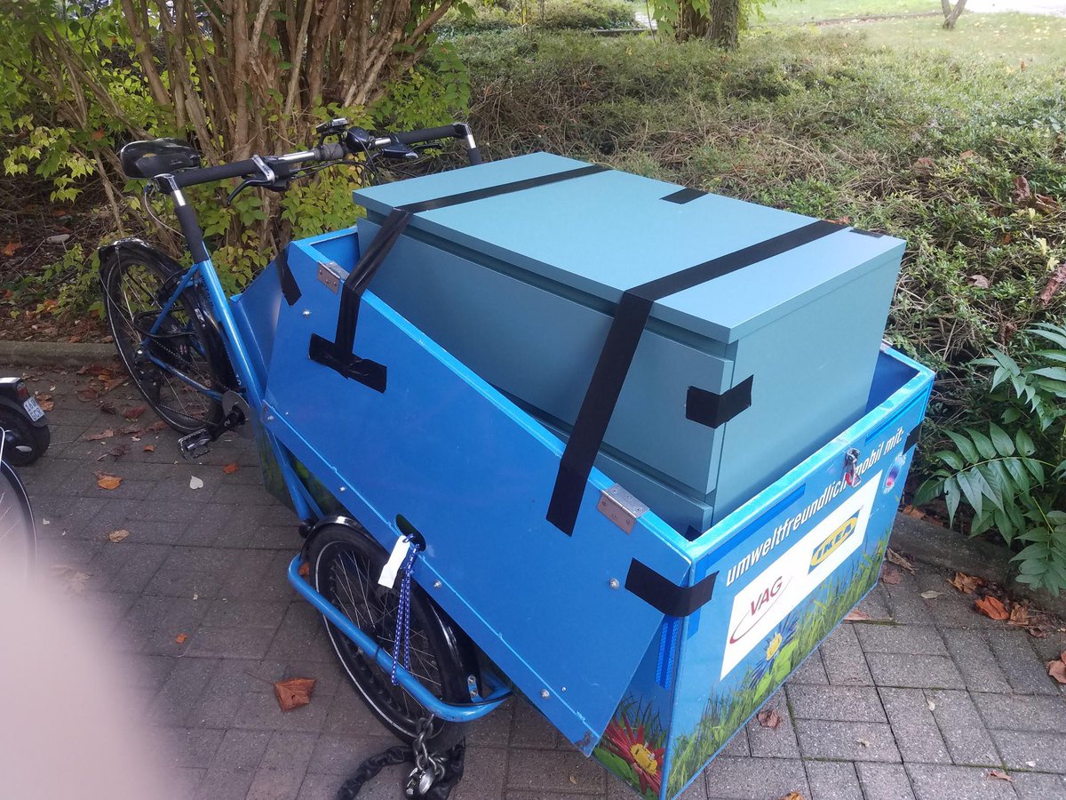 Eine zusammengebaute Ikea-Kommode, transportiert in einem Leihlastenfahrrad. Aber Lastenfahrräder sind ja für große Transporte ungeeignet und eh unbezahlbar 🤷‍♂️

Danke an <a href="/LastenVelo/">LastenVelo Freiburg</a>! (Ladungssicherung kann ich)