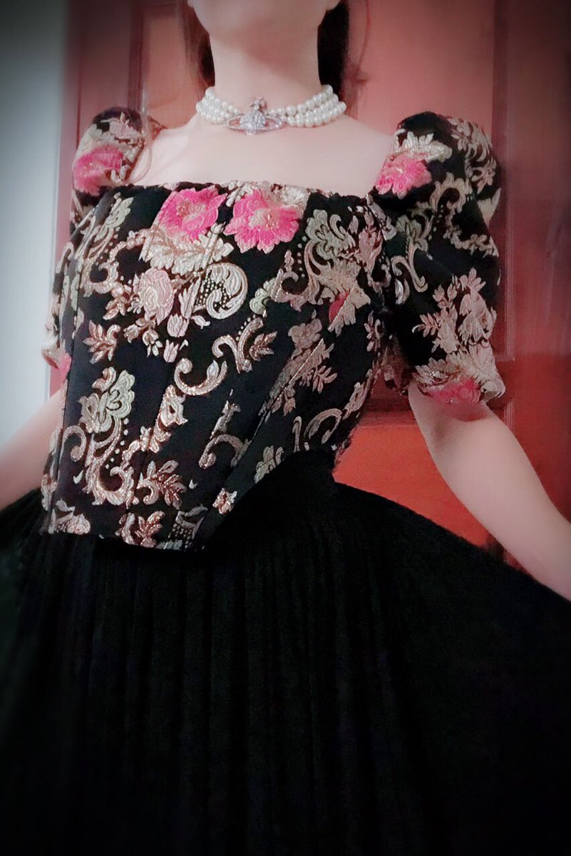 theiiidempire21's tweet image. ยังทำแผ่นป้ายชื่อที่ทุกคนนัดกันไม่เสร็จ… ฉันหันมาหาชุดใส่ดินเนอร์แล้ว หลุดธีม cosy ไปไกลพอดู 🤣🤣🤣 #CosyDinner